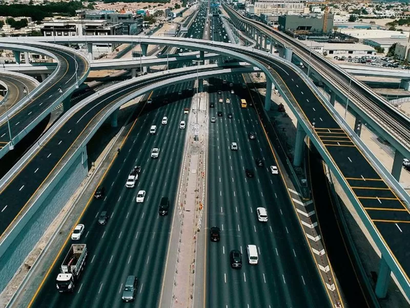 أفضل مسارات الطرق السريعة في الإمارات لعام 2025