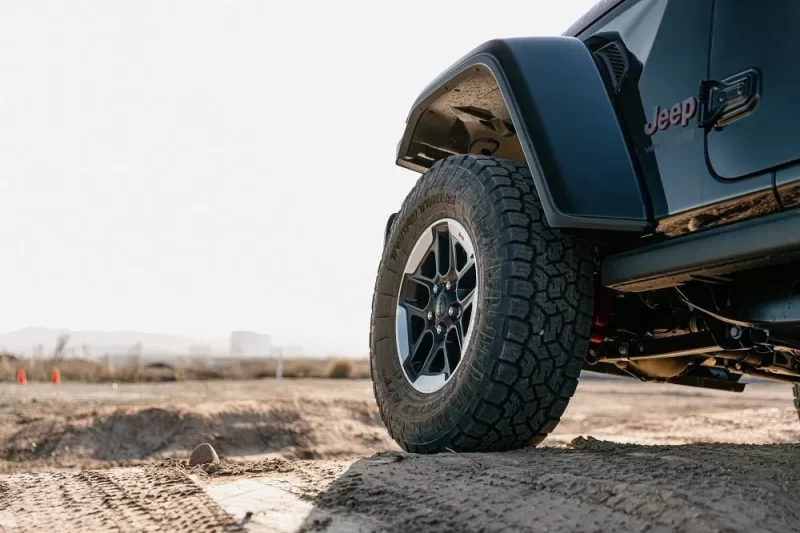 كيفية اختيار الإطارات للمدينة والصحراء بالإمارات