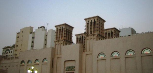 استكشاف الشارقة: من السواحل الخلابة إلى التراث العريق