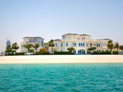 دليلك إلى شاليهات دبي: كل ما تحتاج معرفته لحجز إقامتك