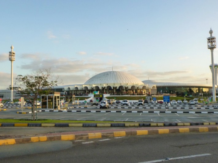 مطار الشارقة الدولي: تجربة سفر لا تُنسى