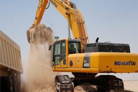 المعدات الثقيلة: شريك أساسي في مشاريع البنية التحتية الإماراتية