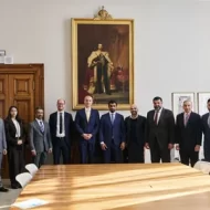 استثمر في أبوظبي: وجهة عالمية جاذبة