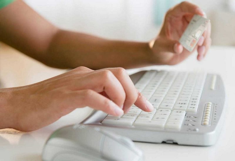 التجارة الإلكترونية في الإمارات: الفرص والتحديات في السوق الرقمي