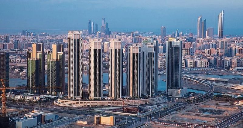 سوق أبوظبي العقاري: فرص وتحديات تواجه المستثمرين في عام 2025