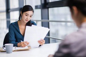 تصاريح العمل في الإمارات: مستقبل سوق العمل