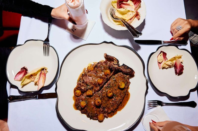 تجربة لا تُنسى في أدالين: نوادي العشاء الحديثة في أبهى صورها