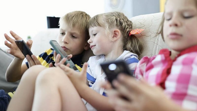 مخاطر الهواتف الذكية على الأطفال: حلول للحد من الاستخدام المفرط