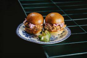 مطعم People: وجهة جديدة تجمع الناس في دبي