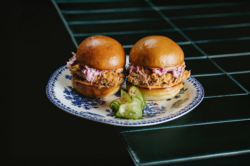 مطعم People: وجهة جديدة تجمع الناس في دبي