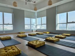 انضم إلى فعالية يوغا الضحك المجانية في دبي