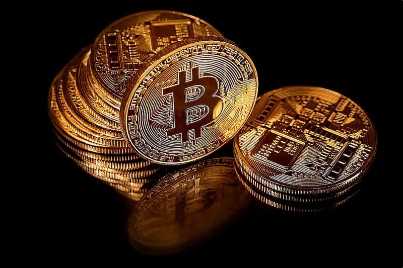 دمج العملات المشفرة: الإمارات تقود الابتكار في الطيران والتجزئة