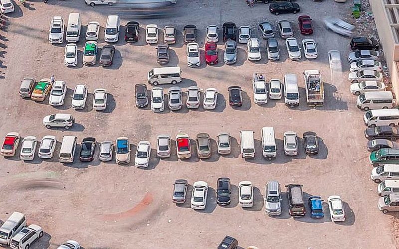 قوانين المرور في الإمارات: كيف تسهم التكنولوجيا في تحسين السلامة؟
