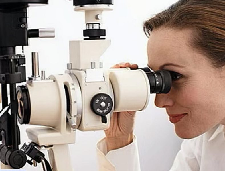 العدسات اللاصقة التجميلية: نصائح الخبراء لتجنب مضاعفات العيون