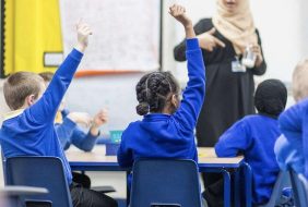 تبسيط اختيار المناهج الدراسية في الإمارات: دليل الآباء