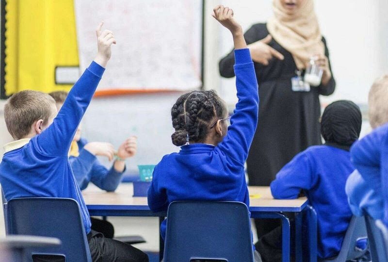تبسيط اختيار المناهج الدراسية في الإمارات: دليل الآباء