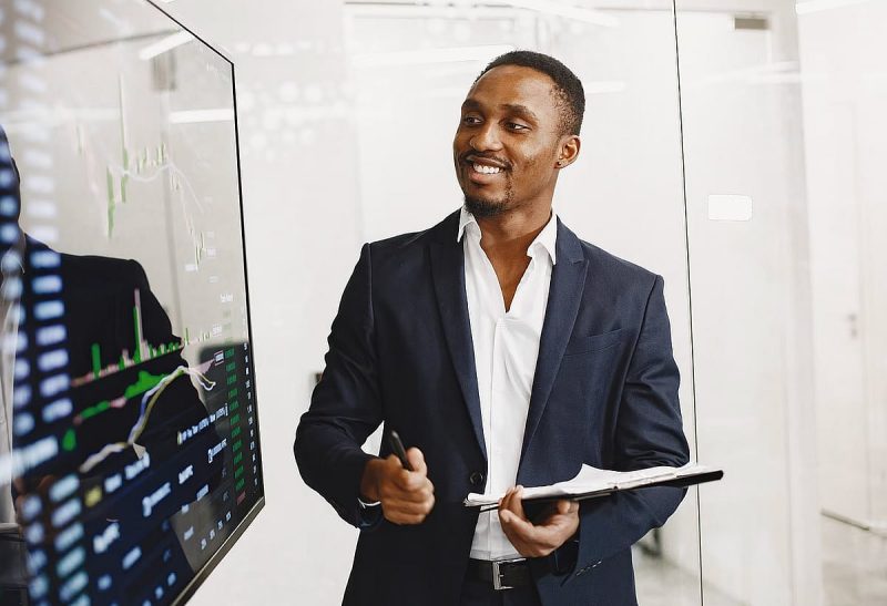 تحليل: لماذا تختار العائلات الإمارات لإدارة ثرواتها واستثماراتها؟