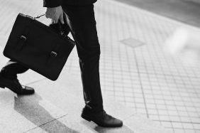 النجاح في وظيفة جديدة: بناء علاقات مهنية قوية في الإمارات