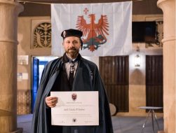 صالح طباخ: رمز العطاء والإنسانية في بارتي جلفيه