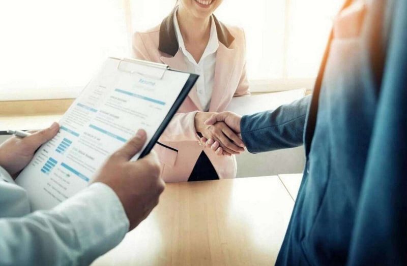 إعادة توظيف الموظفين: كيف تعزز النمو والابتكار؟