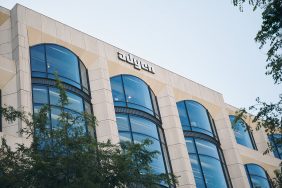 مستقبل التبرع الرقمي: دعم اللاجئين في الإمارات