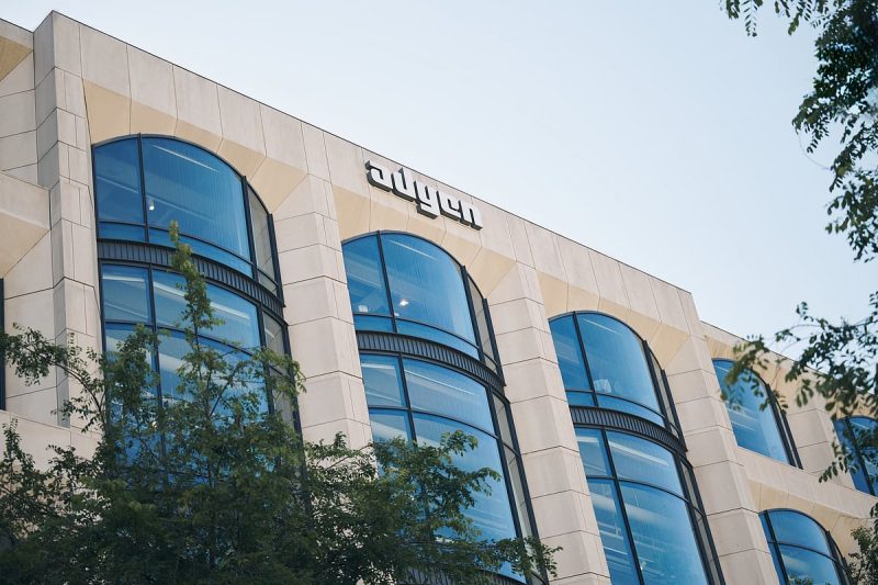 مستقبل التبرع الرقمي: دعم اللاجئين في الإمارات