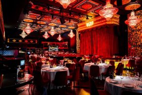 مسرحية مجنون: استكشاف المشاعر في دبي