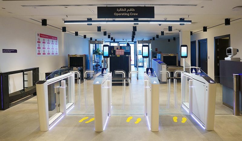 كيف تحدث بوابات العبور الذكية ثورة في المطارات؟