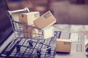 الخدمات اللوجستية في الإمارات: هل التوصيل بدون سائق هو الحل؟