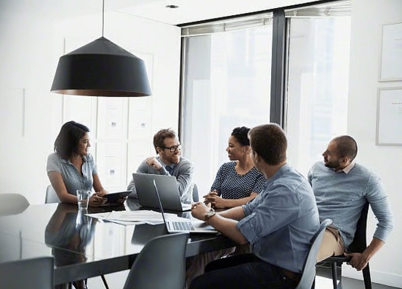 كل الأسئلة الشائعة حول قوانين العمل في الإمارات