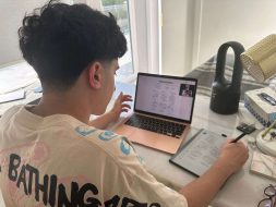 كل ما تحتاج معرفته عن منصة تعليمية مجانية في الإمارات