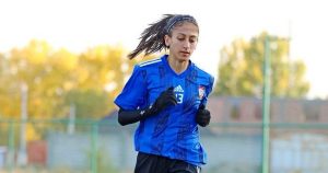 تمكين وإلهام: أريج الحمادي والجيل الصاعد في الكرة النسائية الإماراتية