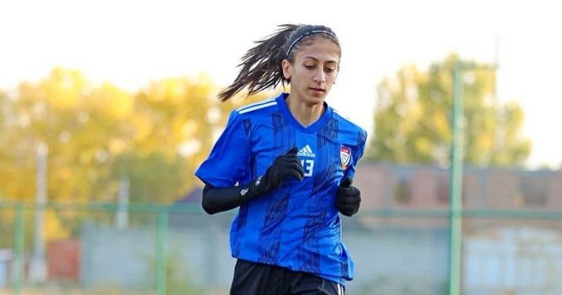 تمكين وإلهام: أريج الحمادي والجيل الصاعد في الكرة النسائية الإماراتية