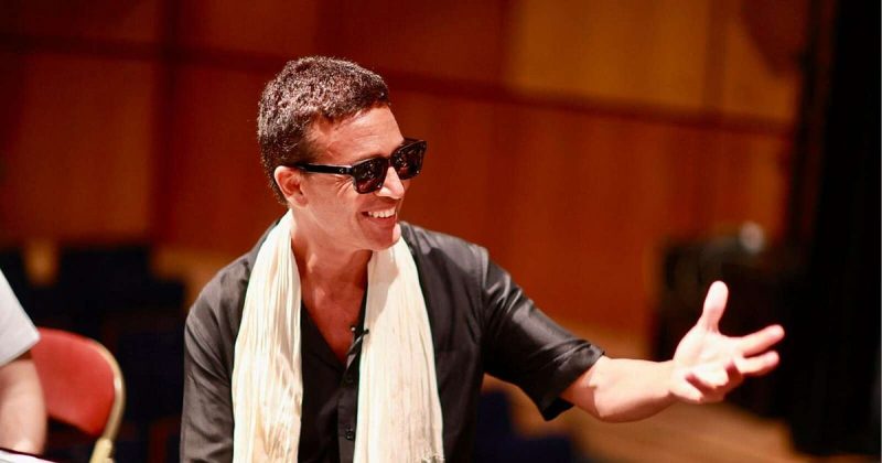 أورلاندو بلوم في دبي: الموسيقى تجمع العالم في حفل استثنائي