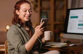 كيف غيرت وسائل الإعلام الحديثة مفهوم العلاقات الإنسانية؟