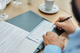 الشيكات المرتجعة في الإمارات: دليل العملاء لتجنب إغلاق الحساب