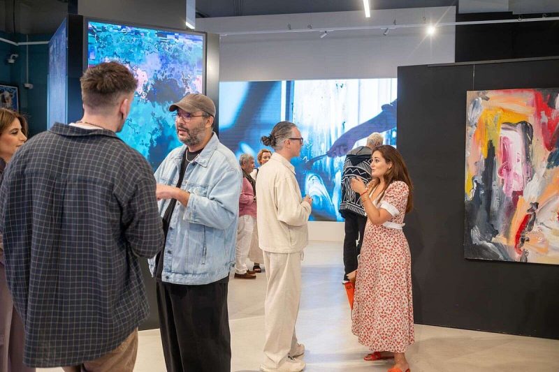 معرض الاقتران الثلاثي: الفن الرقمي يلتقي بالإبداع في دبي