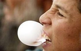 مخاطر ومحاذير مضغ العلكة: هل السرطان من بينها؟