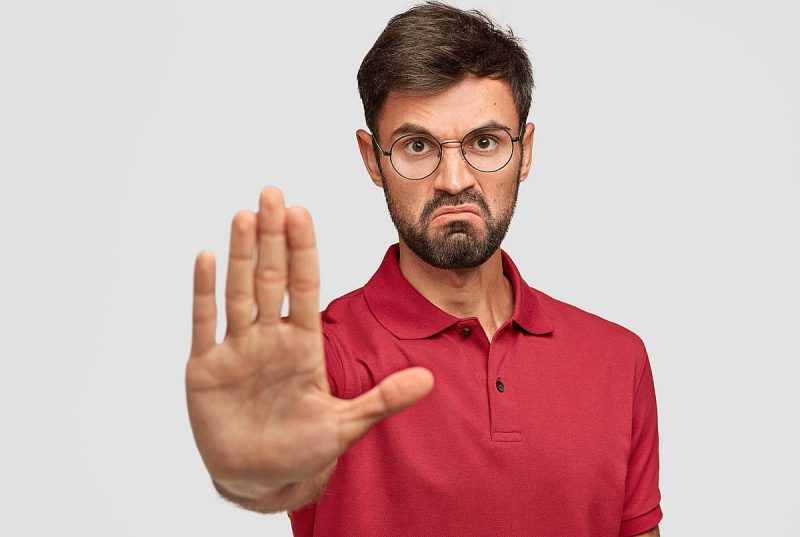 العلاج بالرفض: هل هو مجرد بدعة أم أداة نفسية قوية؟