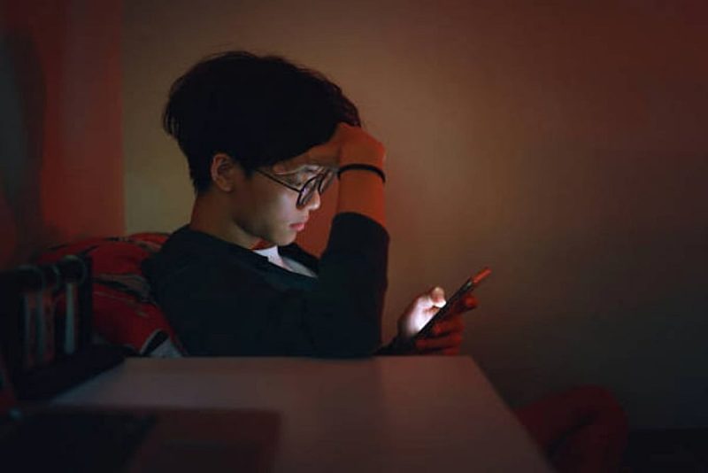 الذكاء الاصطناعي: بين الدعم النفسي والمخاطر الخفية على المراهقين