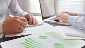 مكافأة نهاية الخدمة في الإمارات: دليل شامل لحقوق الموظفين