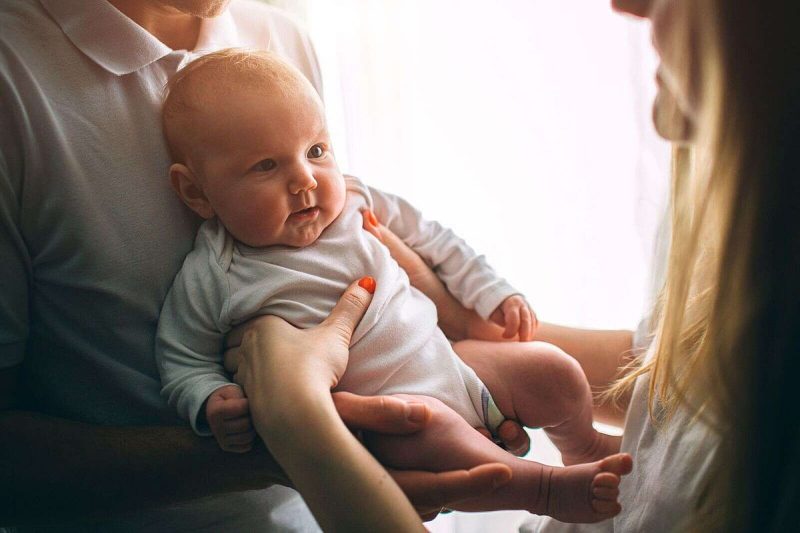 كل ما تحتاج لمعرفته حول إجازة الأبوة في الإمارات