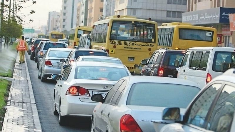 القيادة بمسؤولية: تجنب مخاطر المسارات المرورية في الإمارات