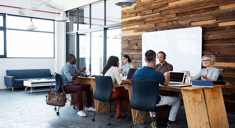 تطوير المهارات: كيف تساهم الموارد البشرية في تمكين الموظفين؟