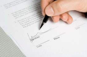 عقود العمل في الإمارات: كل شيء عن الزيادات والمكافآت بالتفصيل