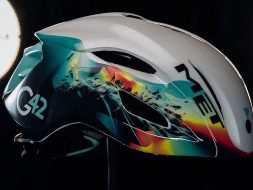 خوذة الذكاء الاصطناعي: هل هي معيار جديد في عالم الدراجات؟