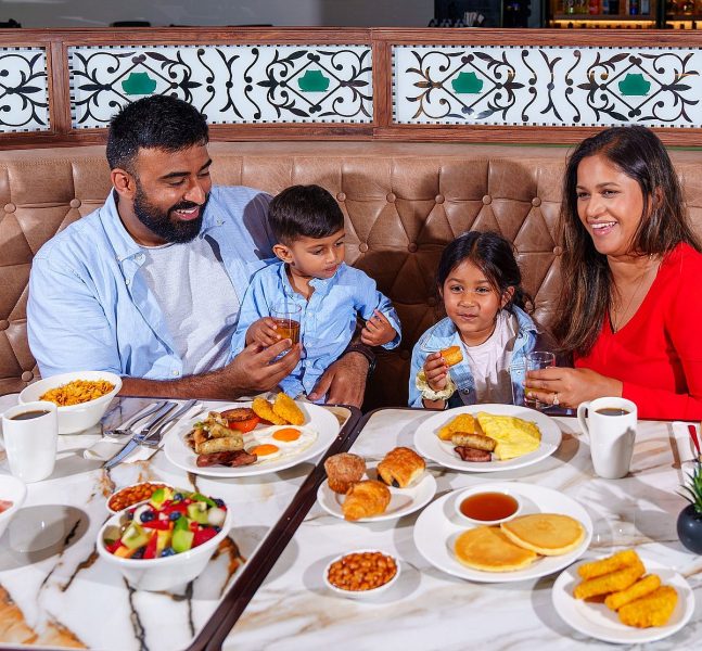 الإفطار في الإمارات: استمتع بأشهى الوجبات الصباحية