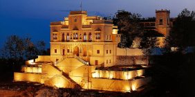 اكتشف سحر الهند: منتجعات الأيورفيدا الفاخرة