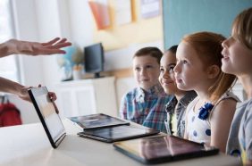 القيم والذكاء الاصطناعي: مستقبل التعليم في الإمارات