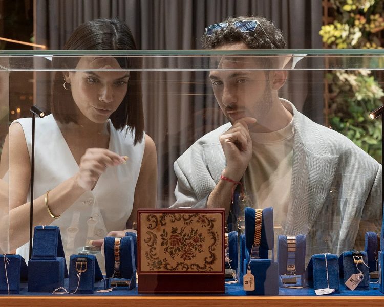 لماذا تزدهر الساعات الفاخرة المستعملة في سوق الإمارات؟